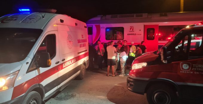 Filyos’ta hemzemin geçitte tren otomobile çarptı: 5 yaralı