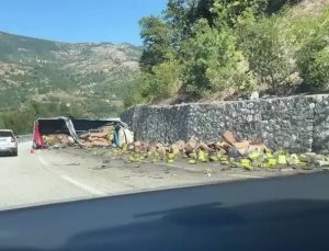 Freni boşalan zeytinyağı yüklü tır istinat duvarına çarptı: Baba öldü, oğlu yaralandı