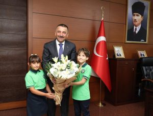 Eğitimde ilk zil çaldı: Minik öğrenciler Vali Hacıbektaşoğlu’nun misafiri oldu