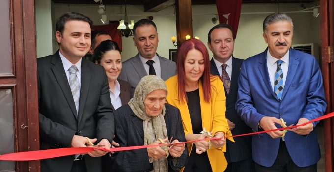 81 yaşındaki Şahinde Ermiş 20 yıllık aranın ardından ikinci sergisiyle sanatseverlerin karşısına çıktı