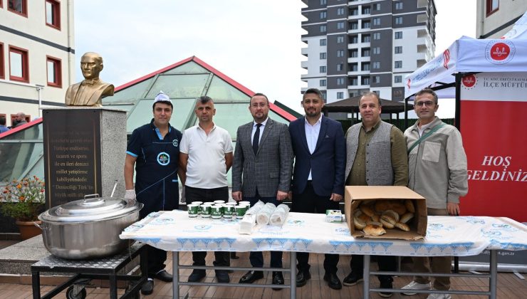 Üniversite Öğrencilerine Sıcak Çorba İkramı