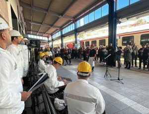 Turistik Karaelmas Ekspresi yolcularını Zonguldak’ta Madenci Korosu karşıladı