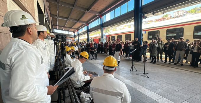 Turistik Karaelmas Ekspresi yolcularını Zonguldak’ta Madenci Korosu karşıladı