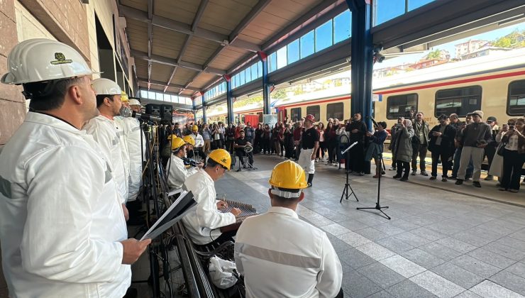 Turistik Karaelmas Ekspresi yolcularını Zonguldak’ta Madenci Korosu karşıladı