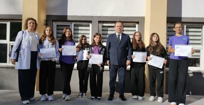 İl Milli Eğitim Müdürü Uygar Keskin öğrencilerin bayrak törenine katıldı