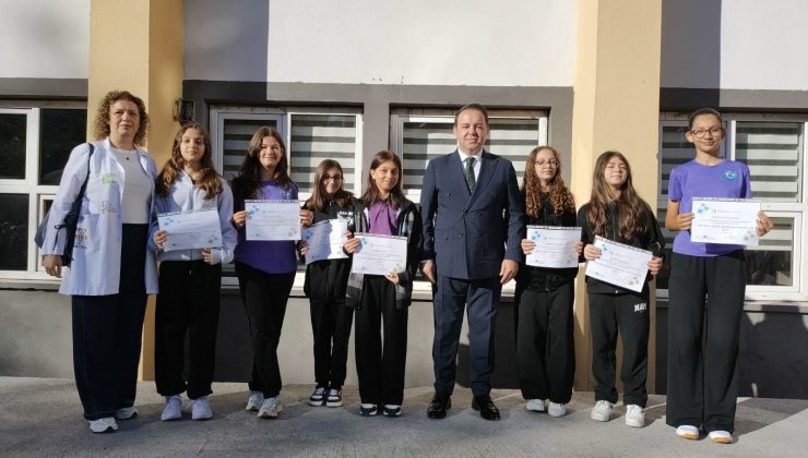 İl Milli Eğitim Müdürü Uygar Keskin öğrencilerin bayrak törenine katıldı