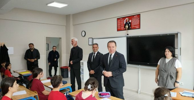 Uygar Keskin, Gazi Ortaokulunda öğrencilerin taleplerini dinledi