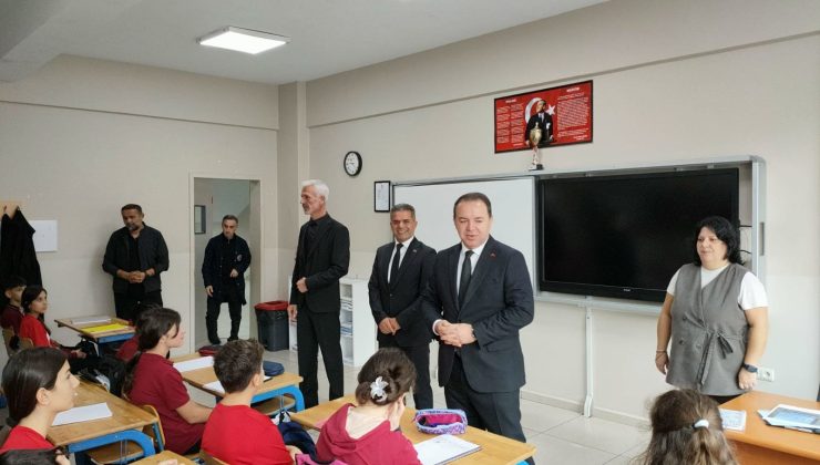 Uygar Keskin, Gazi Ortaokulunda öğrencilerin taleplerini dinledi