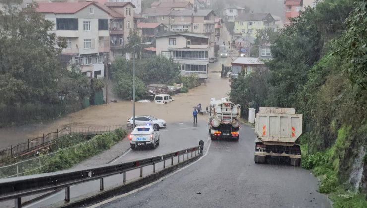 Ereğli’de sağanak ulaşımı aksattı: Otomobil suyla kaplanan yolda kaldı