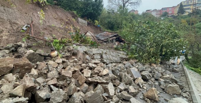 Ereğli’de heyelan sonrası 3 katlı bina tahliye edildi