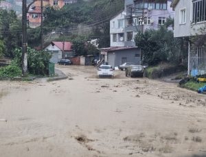 Zonguldak’ta sağanak yağış heyelanlara neden oldu, iş yerini su bastı