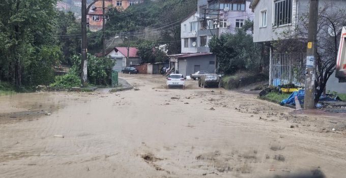 Zonguldak’ta sağanak yağış heyelanlara neden oldu, iş yerini su bastı