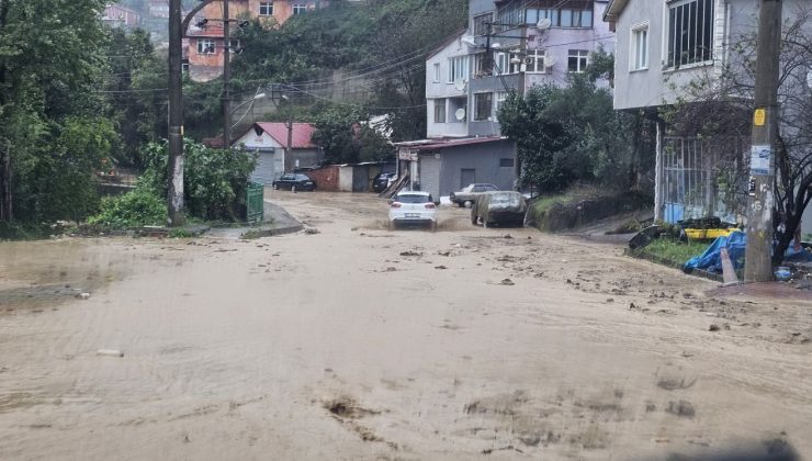 Zonguldak’ta sağanak yağış heyelanlara neden oldu, iş yerini su bastı