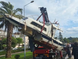 Karadeniz Ereğli’de fırtınada batan tekne vinçle çıkarıldı