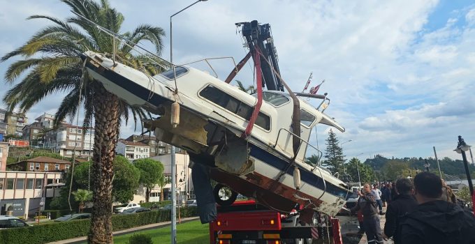 Karadeniz Ereğli’de fırtınada batan tekne vinçle çıkarıldı