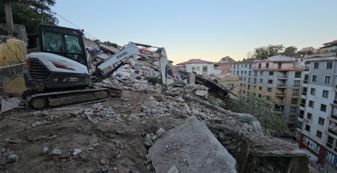 Zonguldak’ta çöken binanın çevresindeki 30 kişi tahliye edildi