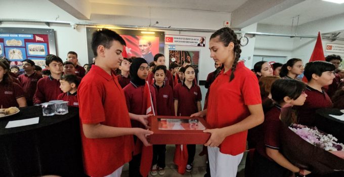 Çanakkale şehitliklerinden gelen bayrak, öğrencilerin hazırladığı rölyefte sergilendi