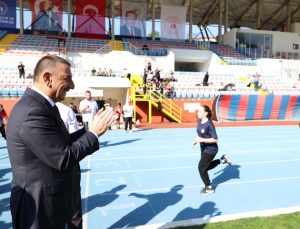 Vali Hacıbektaşoğlu, Atatürk ve Cumhuriyet Koşusu’nun startını verdi