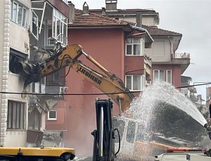 Zonguldak’ta riskli binanın yıkımı için çevredeki 14 daire tahliye edildi