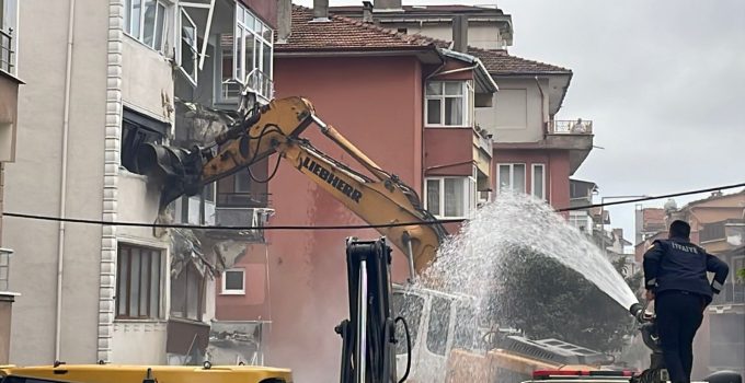 Zonguldak’ta riskli binanın yıkımı için çevredeki 14 daire tahliye edildi