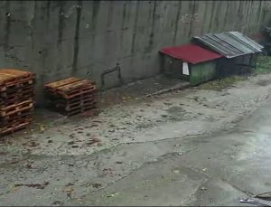 Zonguldak’ta 2 aracın enkaz altında kaldığı duvarın çökme anı kameraya yansıdı