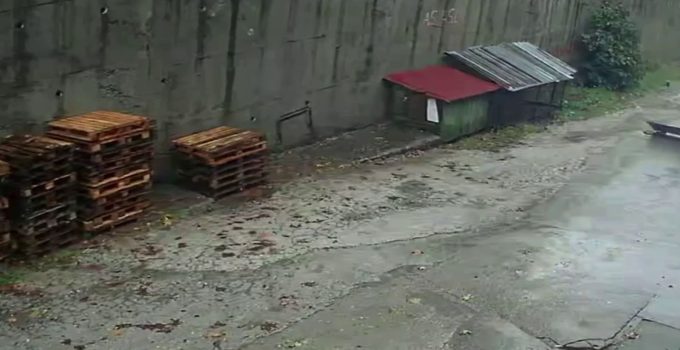 Zonguldak’ta 2 aracın enkaz altında kaldığı duvarın çökme anı kameraya yansıdı