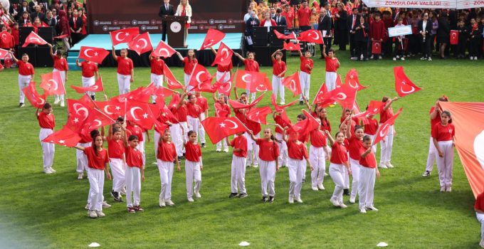Zonguldak’ta Cumhuriyet Bayramı coşkusu Kara Elmas Kemal Köksal Stadı’nda yaşandı