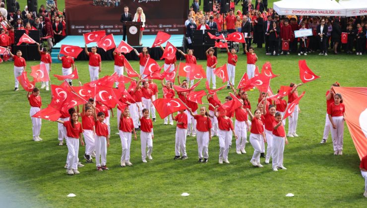 Zonguldak’ta Cumhuriyet Bayramı coşkusu Kara Elmas Kemal Köksal Stadı’nda yaşandı