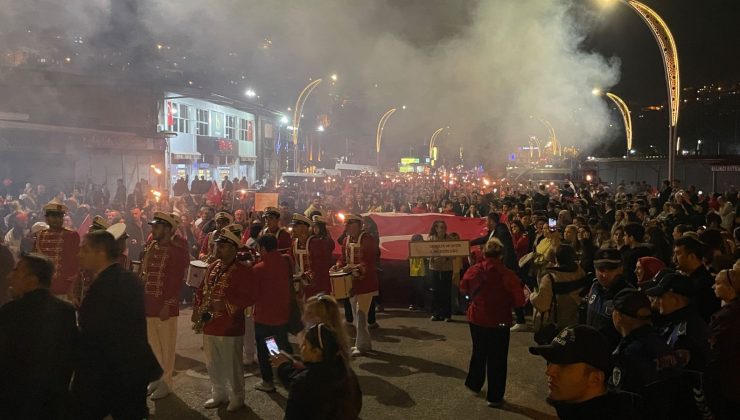 Zonguldak’ta Türk Bayraklarıyla Cumhuriyet yürüyüşü