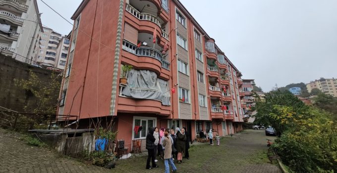 Zonguldak’ta 135 haneli site sakinlerinin çökme korkusu: “Yolun altı boşaldı”