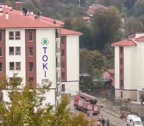TOKİ şantiyesinde maaş alamadıklarını iddia eden işçiler çatıya çıktı