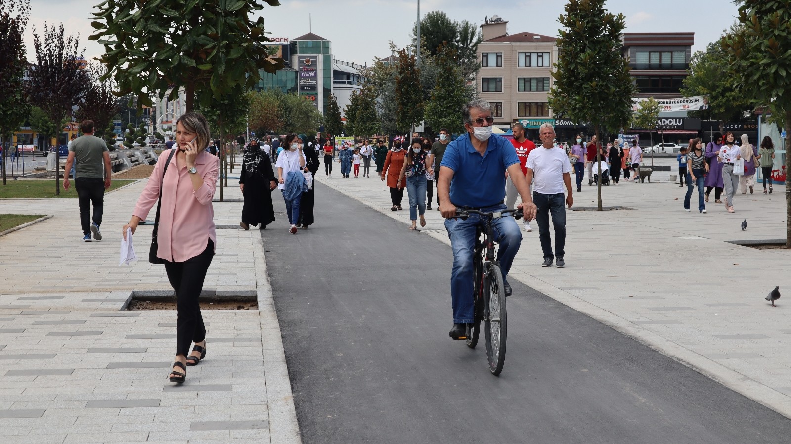 Bisiklet yolunun asfaltı döküldü