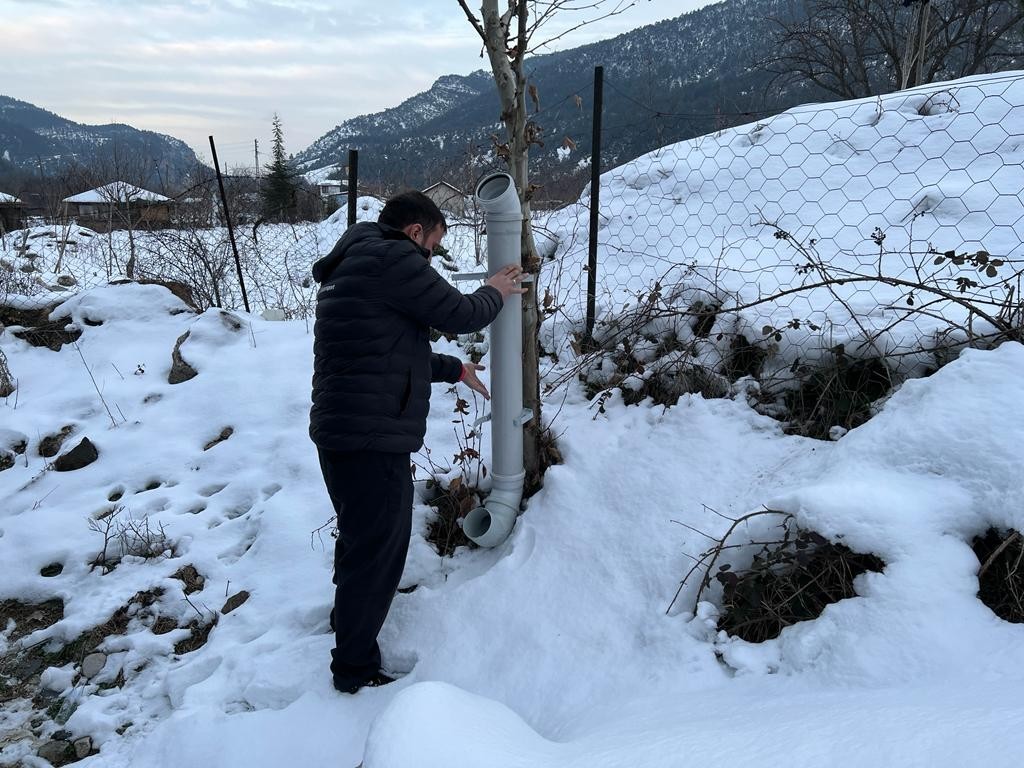 Borulardan mama kabı yaparak sokak hayvanlarını beslediler