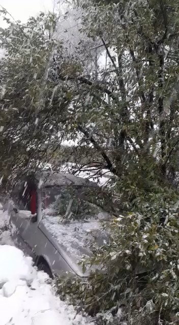 Çatalağzı beldesinde heyelan nedeniyle yol trafiğe kapatıldı