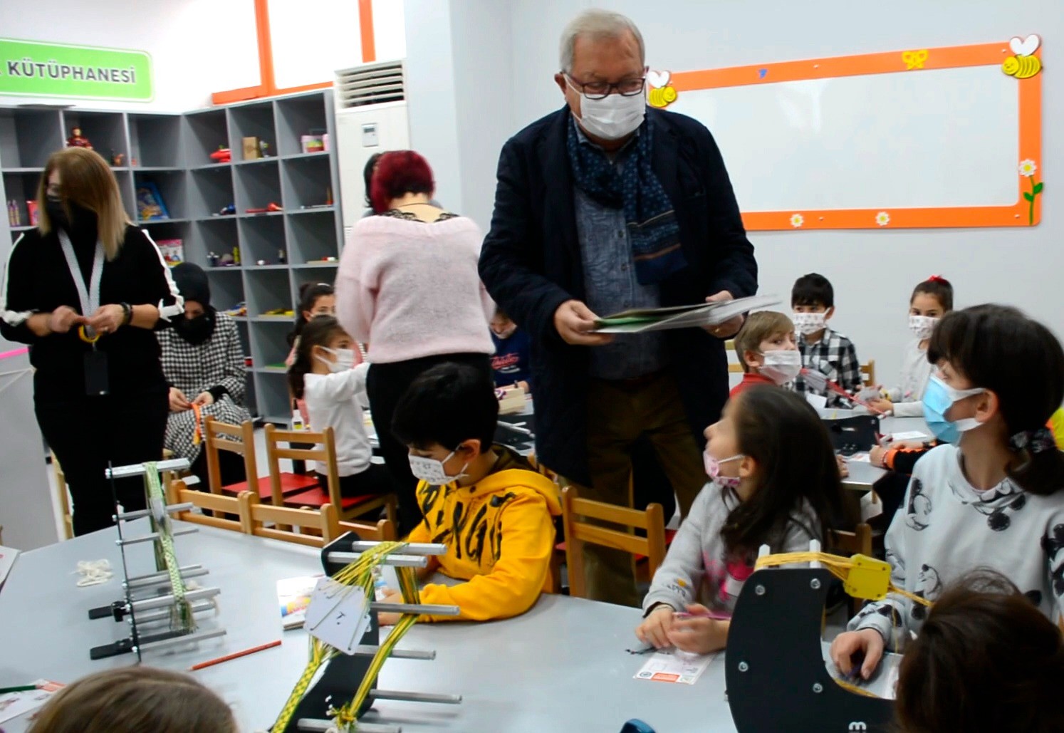 Çocuklar atölyede kendi bilekliklerini dokudu