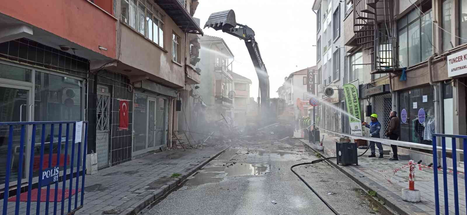 Düzce’de ağır hasarlı binaların yıkımına başlandı
