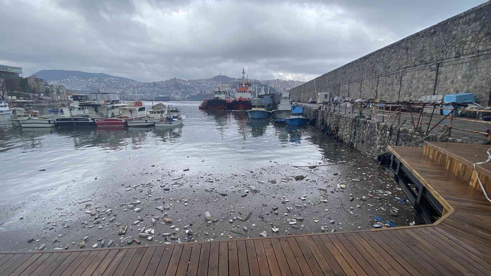 Görenler şaşkına döndü, plastik atıklar denizin üzerini kapladı