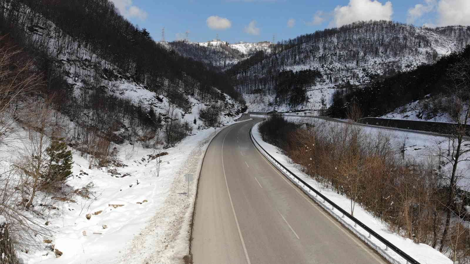 Güneşli havada kartpostallık kar manzaraları
