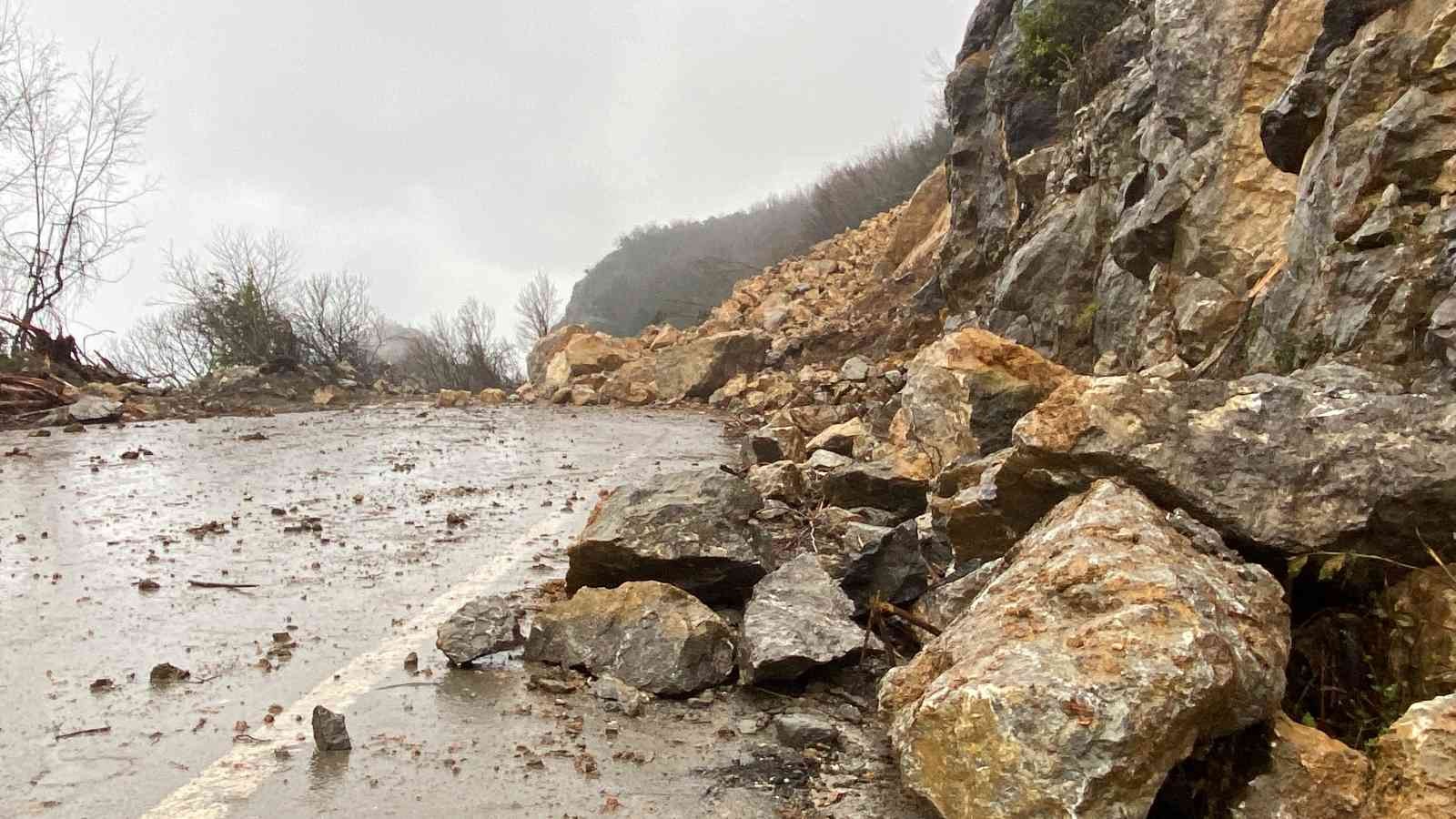 Heyelanın meydana geldiği karayolu ulaşıma açılmayı bekliyor