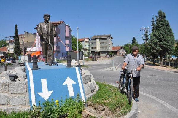 İlçeye bisikletiyle heykeli dikilmişti, hayatını kaybetti