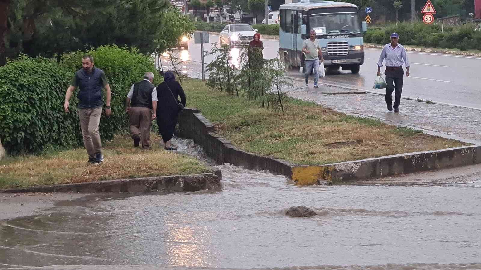 Karabük’te fırtına ve sağanak hayatı olumsuz etkiledi