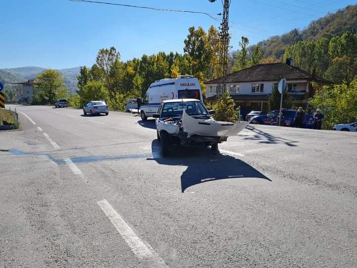 Oto çekici aracı ile otomobil çarpıştı:1 yaralı