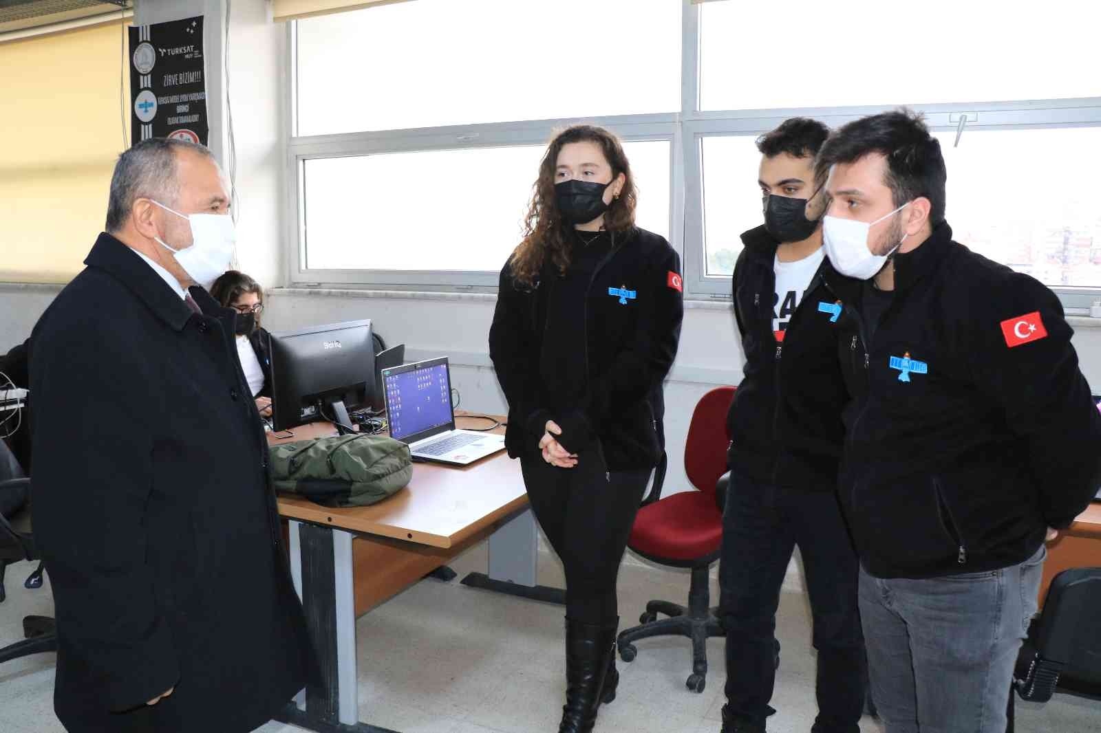 Türkiye’nin ilk cep uydusu dünyanın dört bir yanına sinyal gönderiyor