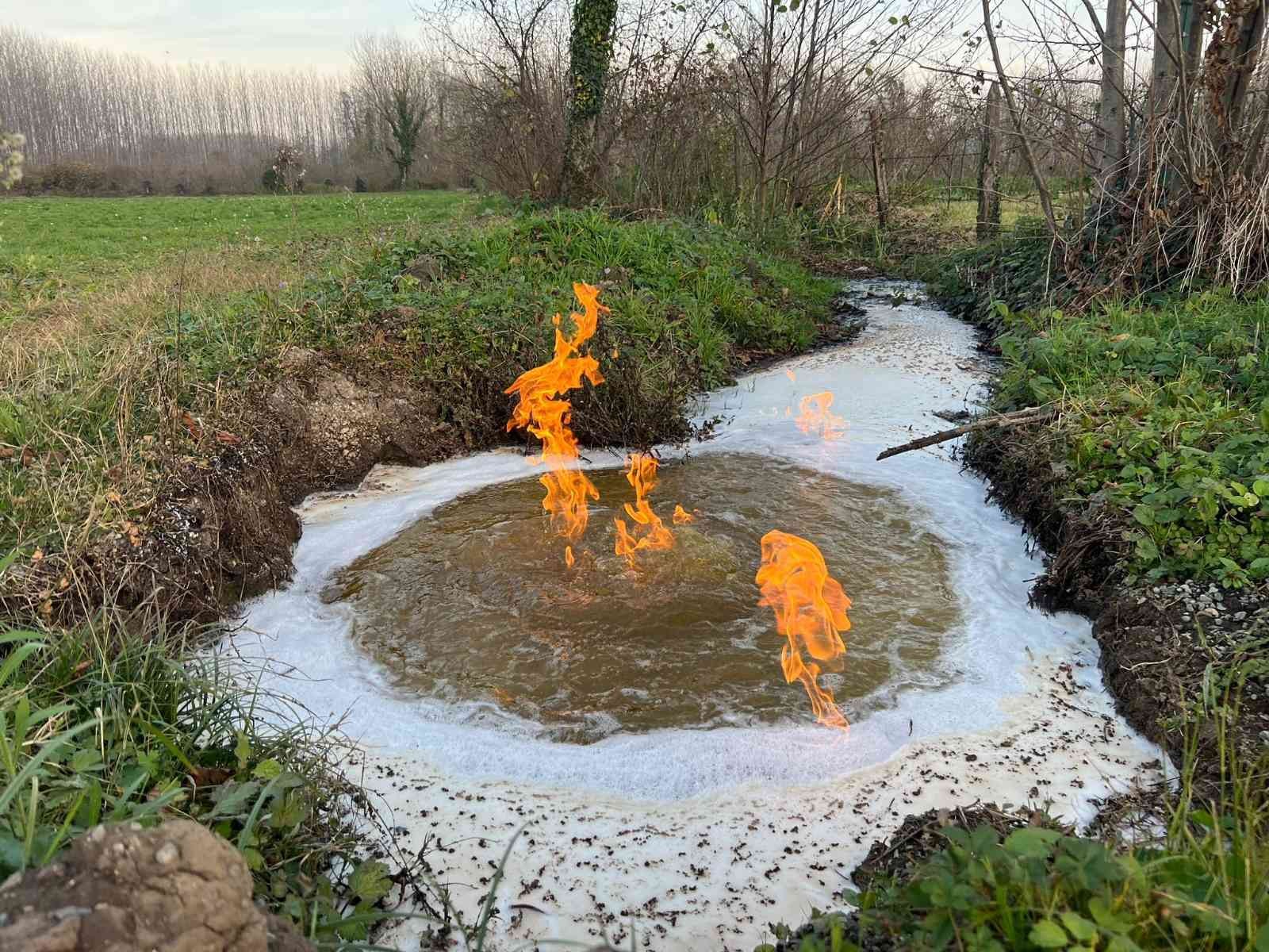 Yanan suyu görenler şaşkına dönüyor