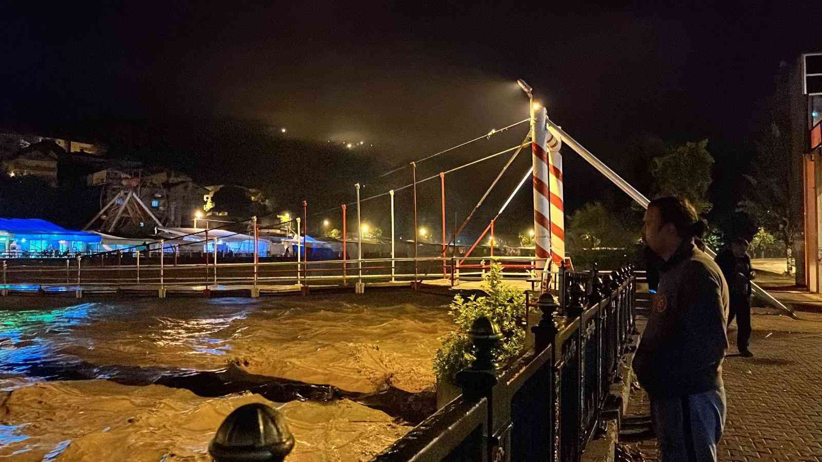 Zonguldak’ın Devrek ilçesinde birçok köy yolu ulaşıma kapatıldı