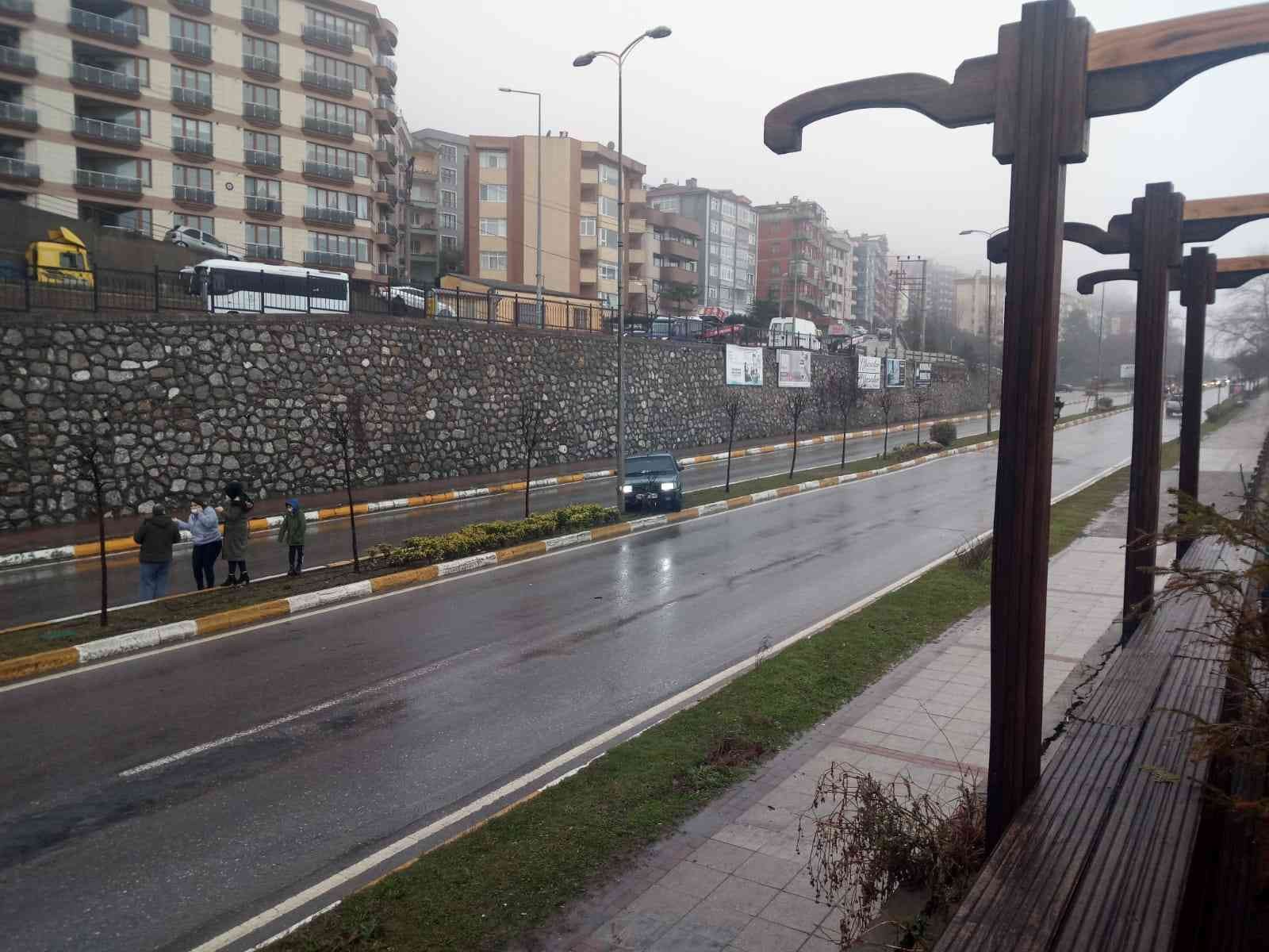 Zonguldak’ta otomobil refüje çarparak durabildi